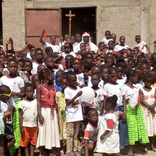 Côte d’Ivoire : Région du Bounkani/ Dr Michel NOUFE a offert un Arbre de Noël d’Espoir à la Paroisse Saint Michel-Archange d’Ondefidouo